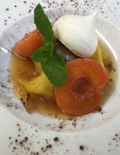 Duo Abricot Ananas pochés aux Thym Romarin | Restaurant l'Oriel à Arles